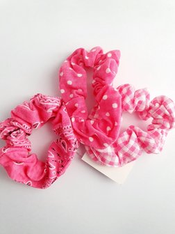 Set van 3 bij elkaar passende scrunchies. 1 x roze met witte stippen , 1 x roze/wit geblokt , 1 x roze met zwart/witte print.