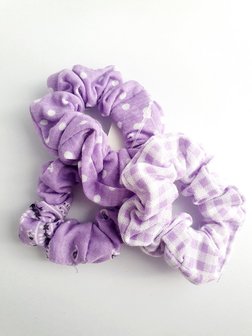 Set van 3 bij elkaar passende scrunchies. 1 x paars met witte stippen , 1 x paars/wit geblokt , 1 x paars met zwart/witte print