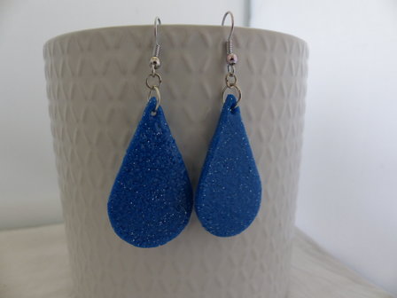 Handmade blauwe druppel oorbellen met glitter