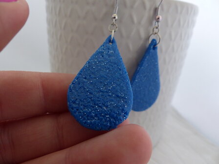 Handmade blauwe druppel oorbellen met glitter