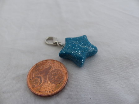 Handmade turquoise glitter ster bedel - middel groot