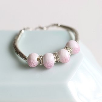 Armband keramiek kraal roze/wit