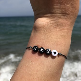 Armbandje zwart XXX