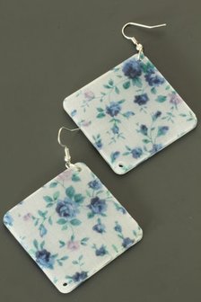 Oorbellen met blauwe bloemen print (vierkant)