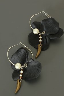Zwarte bloem oorbellen (parel)