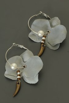 Grijze bloem oorbellen (parel)