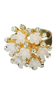 Ring met strass en witte bloemen