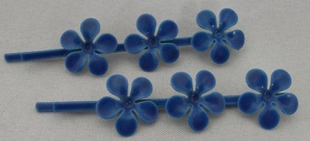 Schuifspeldjes met 3 metalen bloemen blauw
