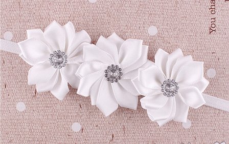 Elastische haarband met 3 bloemen wit
