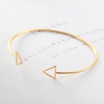 Bangle goudkleurig afgezet met driehoekjes