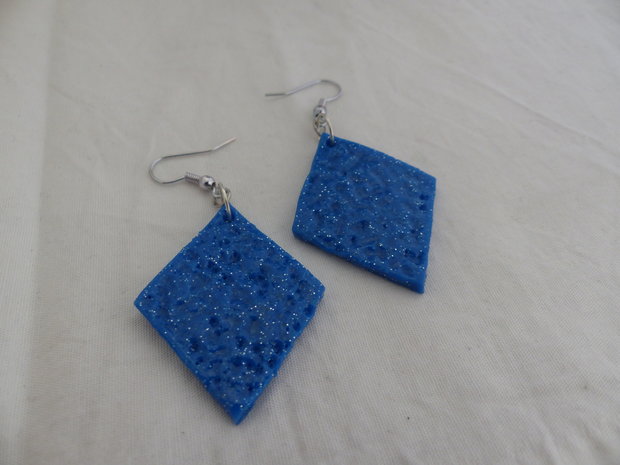 Handmade wiebertjes oorbellen - Blauw glitter