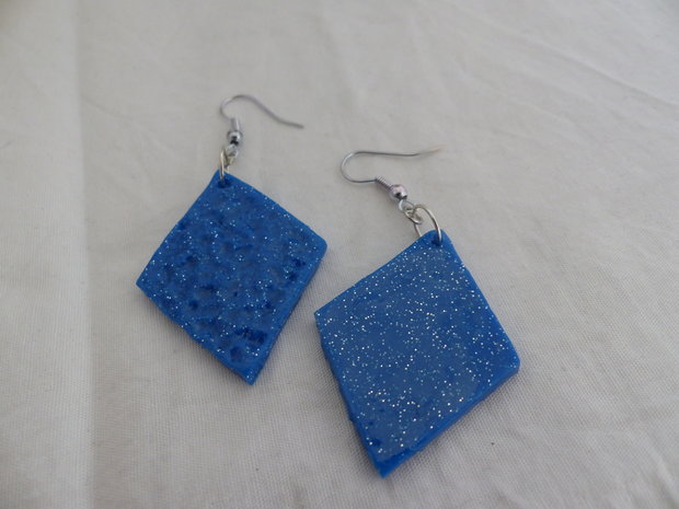 Handmade wiebertjes oorbellen - Blauw glitter