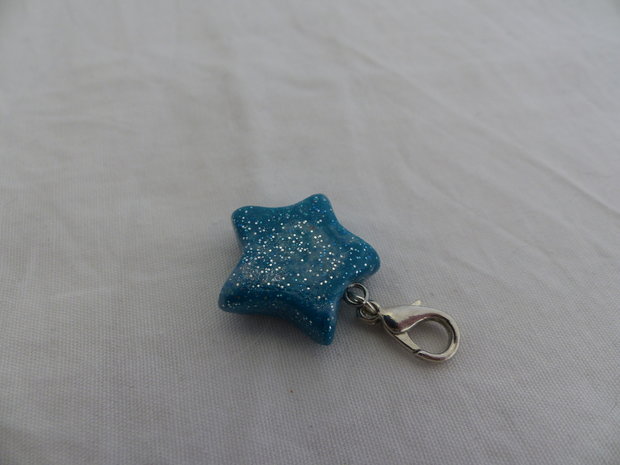 Handmade turquoise glitter ster bedel - middel groot