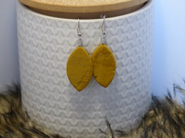 Handmade ovalen oorbellen - oker gele leather look