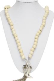 Lange ketting met grote hanger creme