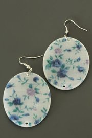 Oorbellen met blauwe bloemen print (ovaal)